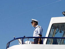 Нетрезвый капитан приказал экипажу выкинуть полицейских за борт.