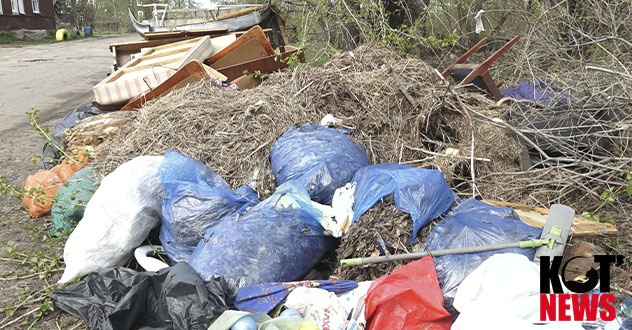 В Котласе неизвестные завалили контейнерные площадки ветками и прошлогодней листвой