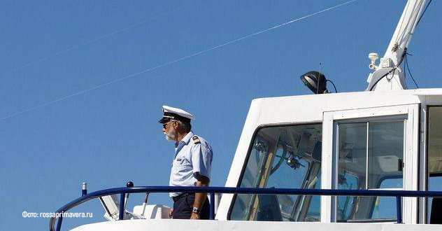 Нетрезвый капитан приказал экипажу выкинуть полицейских за борт.